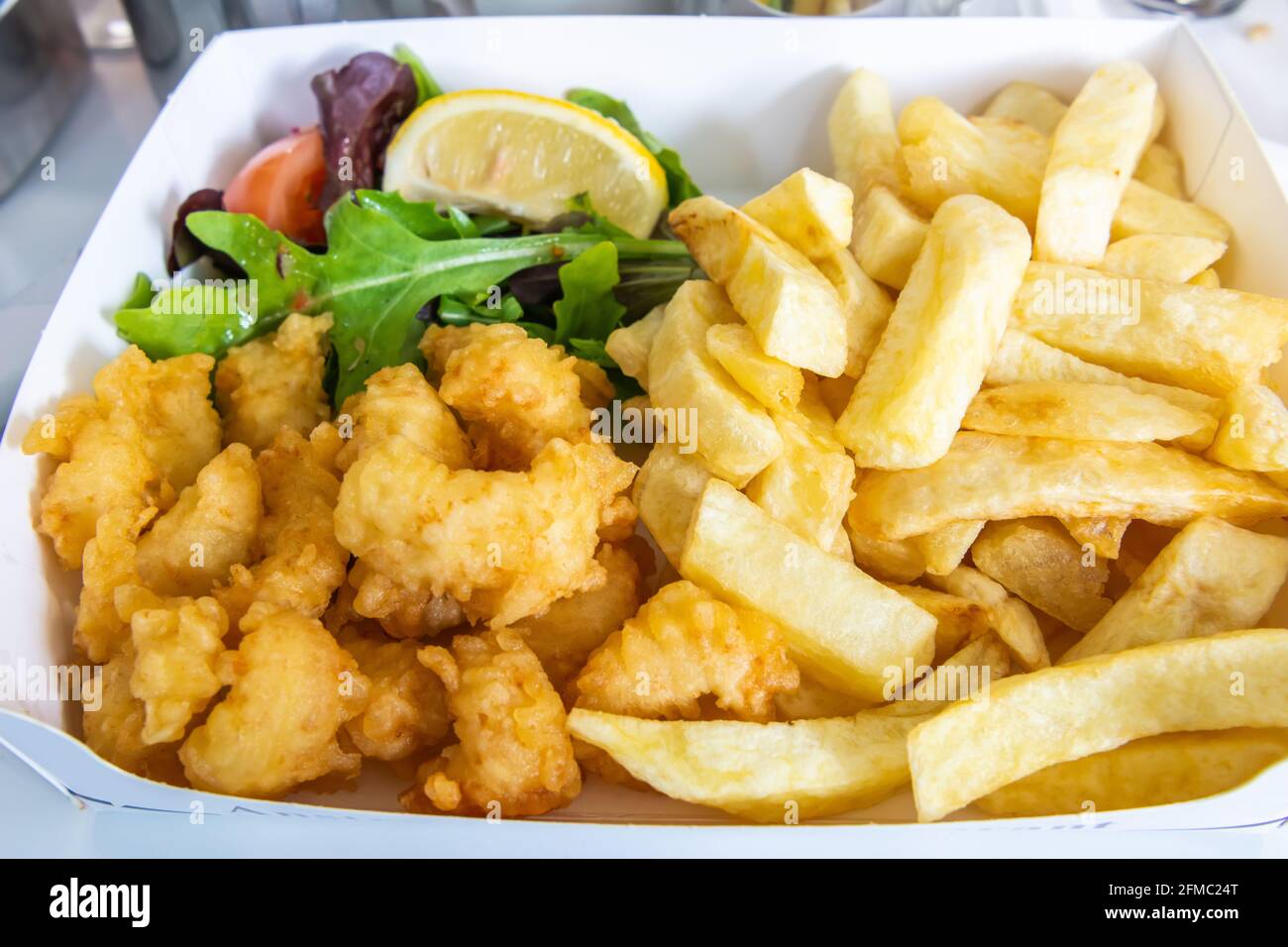 Schottische Pittenweem-Garnelen, in Teig mit Pommes frites frittiert. Stockfoto