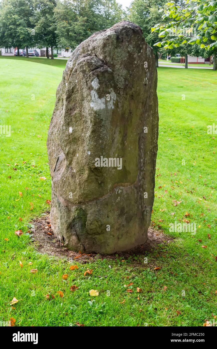 Ein stehender Stein am prähistorischen Monument-Komplex Balfarg in Glenrothes, Schottland. Stockfoto