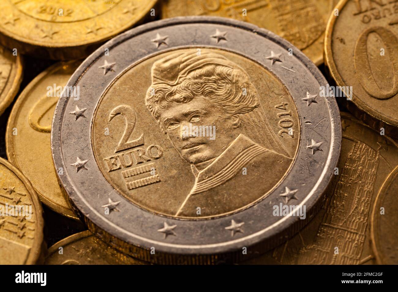 Serie von Makroaufnahmen von Euro-Münzen. Rückseite der 2-Euro-Münze.  Baujahr 2014. Land Österreich Stockfotografie - Alamy