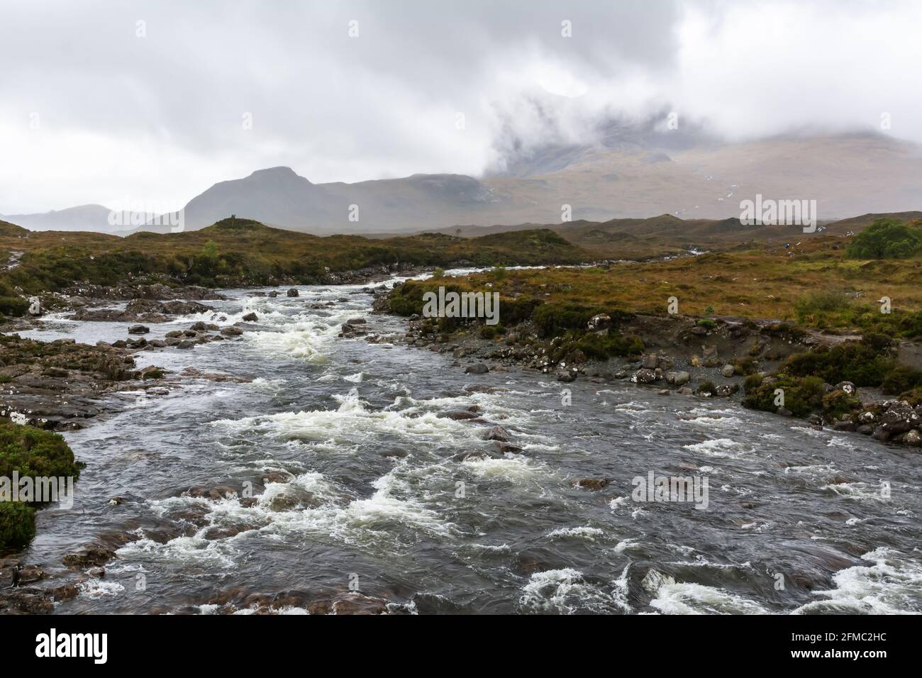 Fluss Sligachan auf der Isle of Skye in Schottland. Blick auf einen nebligen Tag, mit der Cuillin-Bergkette im Hintergrund. Stockfoto