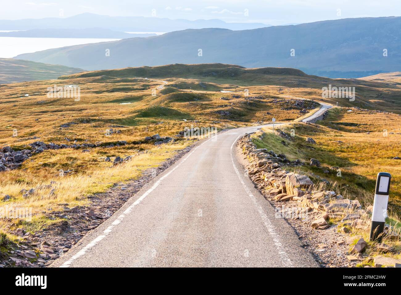Eingleisige Straße von Tornapress nach Applecross in Schottland via Bealach na Ba Pass (626m) mit Blick auf Raasay und Die Isle of Skye im Bac Stockfoto