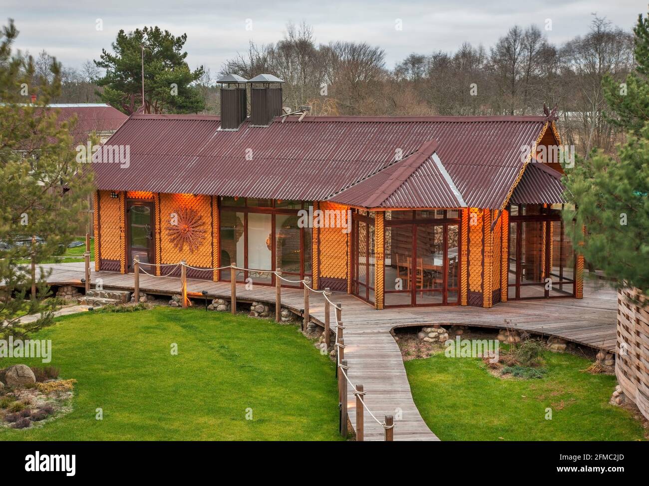 Holzpavillon im Dorf Dolgovo. Region Minsk. Weißrussland Stockfoto