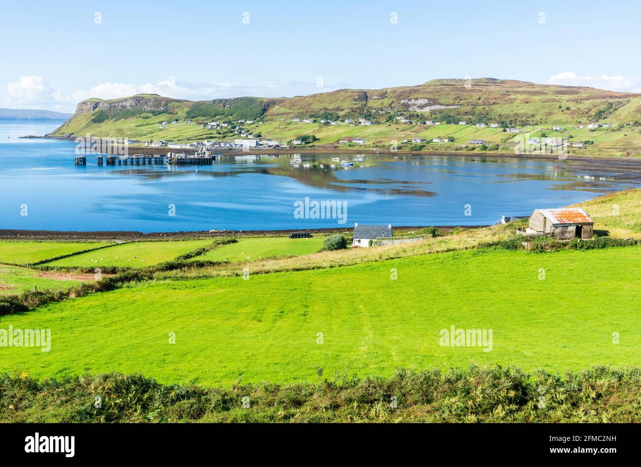 Blick über das Dorf Uig und die Bucht auf der Isle of Skye in Schottland. Stockfoto