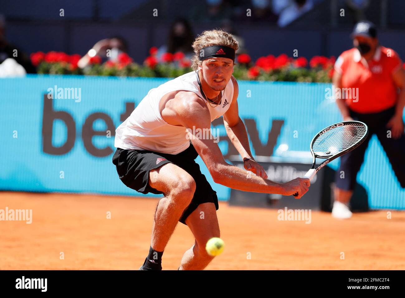 Madrid, Spanien. Mai 2021. Alexander Zverev (GER) Tennis : Alexander Zverev aus Deutschland beim Viertelfinalspiel gegen Rafael Nadal aus Spanien beim ATP Masters 1000 'Mutua Madrid Open Tennis Turnier' bei der Caja Magica in Madrid, Spanien. Quelle: Mutsu Kawamori/AFLO/Alamy Live News Stockfoto