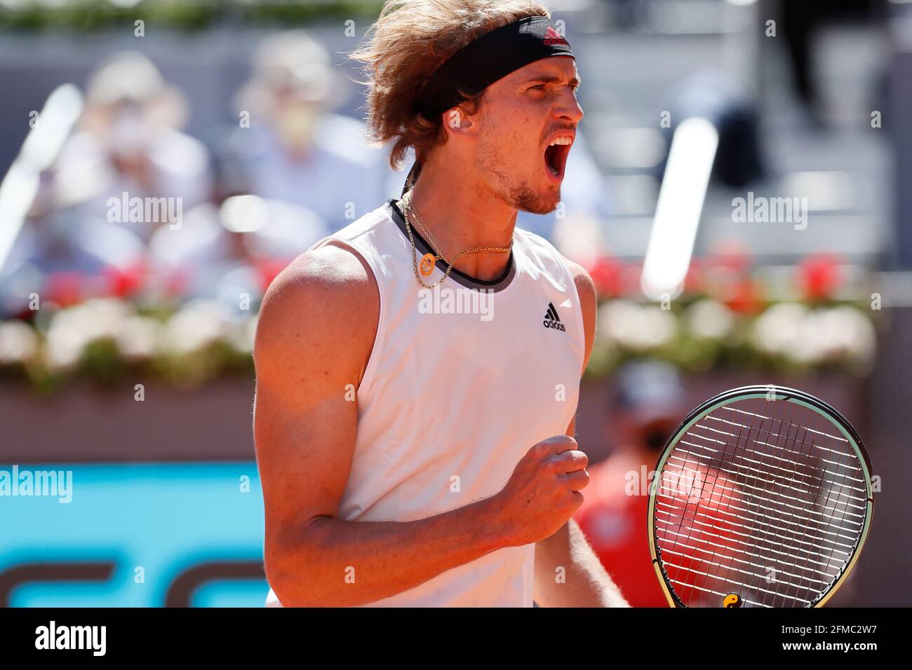 Madrid, Spanien. Mai 2021. Alexander Zverev (GER) Tennis : Alexander Zverev aus Deutschland feiert im Viertelfinalspiel im Einzel gegen Rafael Nadal aus Spanien beim ATP Masters 1000 'Mutua Madrid Open Tennis Turnier' bei der Caja Magica in Madrid, Spanien, um Punkt für Punkt. Quelle: Mutsu Kawamori/AFLO/Alamy Live News Stockfoto