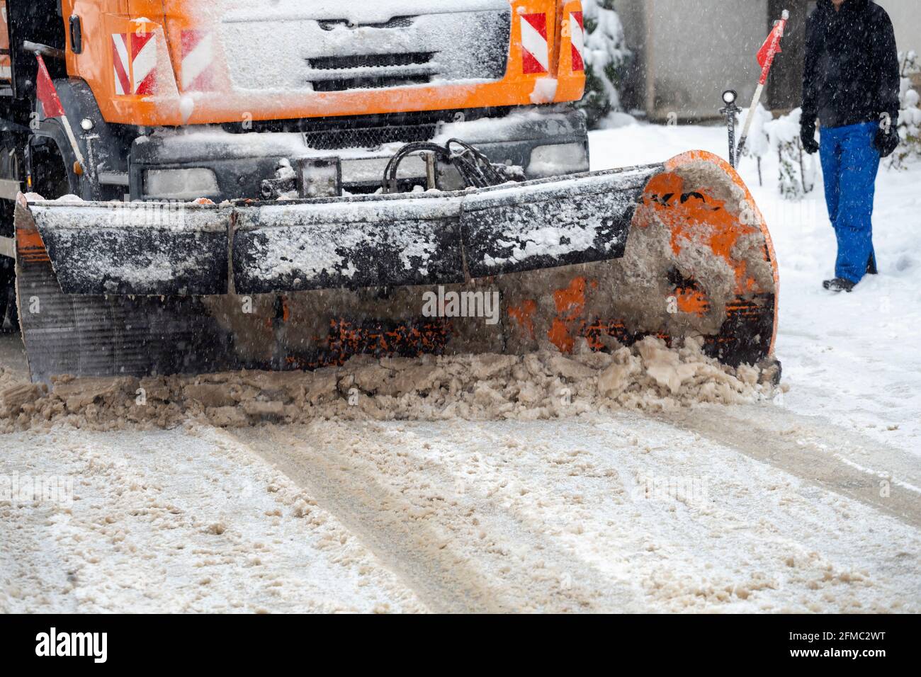 Schneepflug-LKWs reinigen den Schnee von der Straße. Konzept zur Entfernung von Winterschnee. Stockfoto