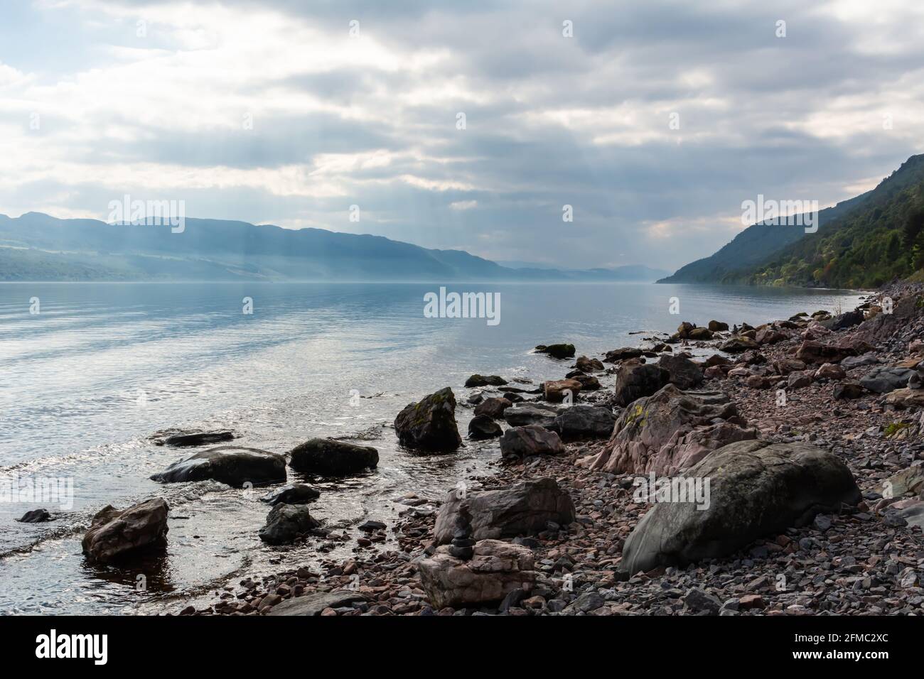 Loch Ness See in Schottland. Blick mit Lichtstrahlen, an bewölkten Tagen. Stockfoto