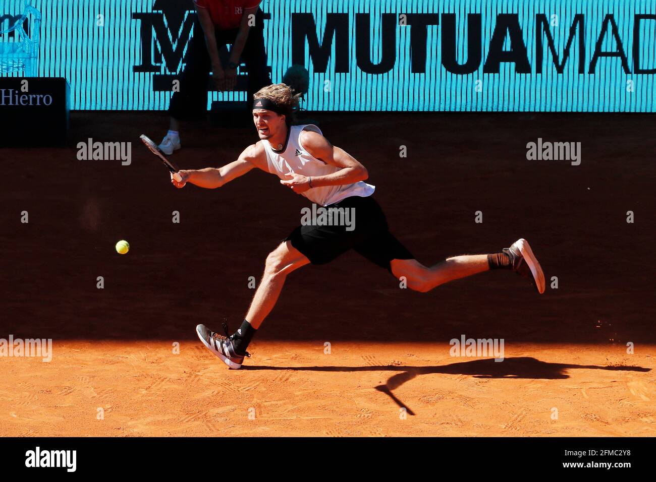 Madrid, Spanien. Mai 2021. Alexander Zverev (GER) Tennis : Alexander Zverev aus Deutschland beim Viertelfinalspiel gegen Rafael Nadal aus Spanien beim ATP Masters 1000 'Mutua Madrid Open Tennis Turnier' bei der Caja Magica in Madrid, Spanien. Quelle: Mutsu Kawamori/AFLO/Alamy Live News Stockfoto