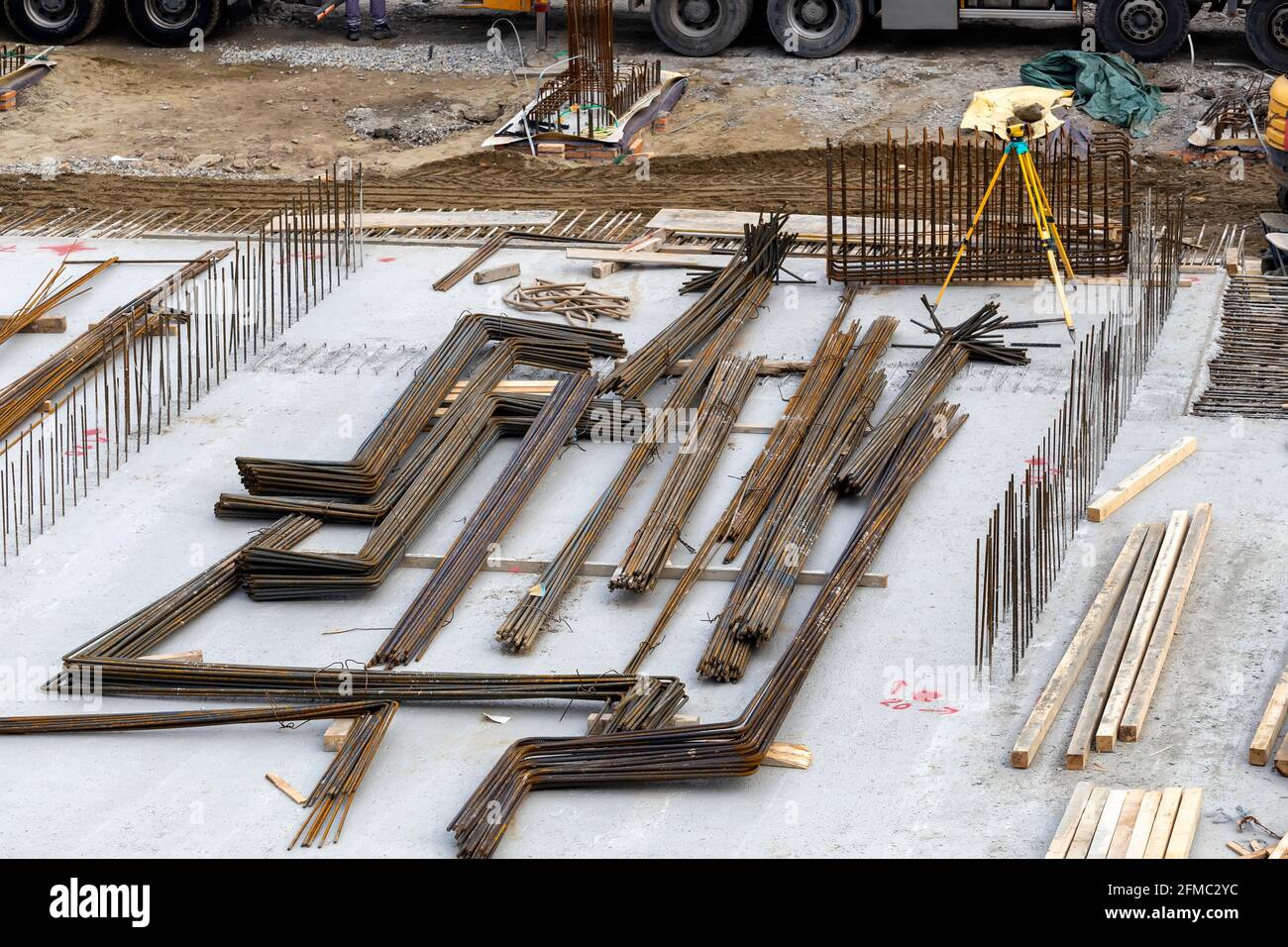 Stahlverstärkungsstäbe zur Verstärkung von Beton für Bauarbeiten auf einer Baustelle. Stockfoto