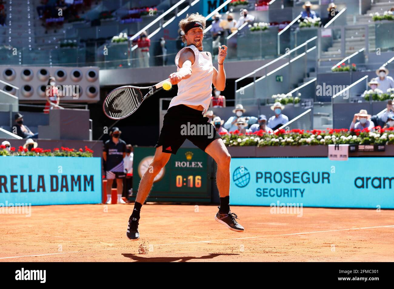 Madrid, Spanien. Mai 2021. Alexander Zverev (GER) Tennis : Alexander Zverev aus Deutschland beim Viertelfinalspiel gegen Rafael Nadal aus Spanien beim ATP Masters 1000 'Mutua Madrid Open Tennis Turnier' bei der Caja Magica in Madrid, Spanien. Quelle: Mutsu Kawamori/AFLO/Alamy Live News Stockfoto