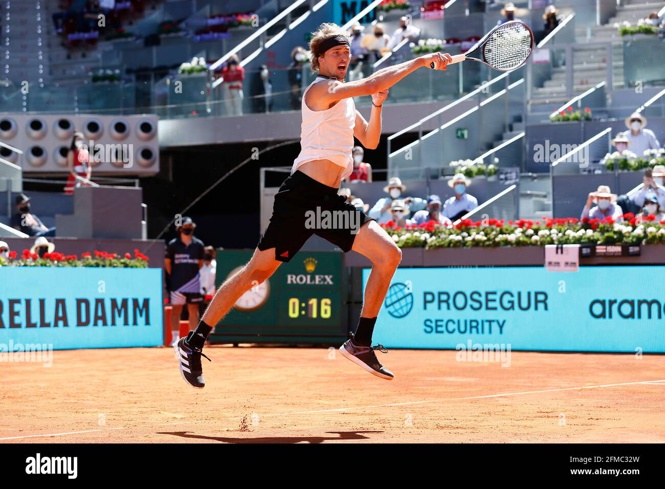 Madrid, Spanien. Mai 2021. Alexander Zverev (GER) Tennis : Alexander Zverev aus Deutschland beim Viertelfinalspiel gegen Rafael Nadal aus Spanien beim ATP Masters 1000 'Mutua Madrid Open Tennis Turnier' bei der Caja Magica in Madrid, Spanien. Quelle: Mutsu Kawamori/AFLO/Alamy Live News Stockfoto