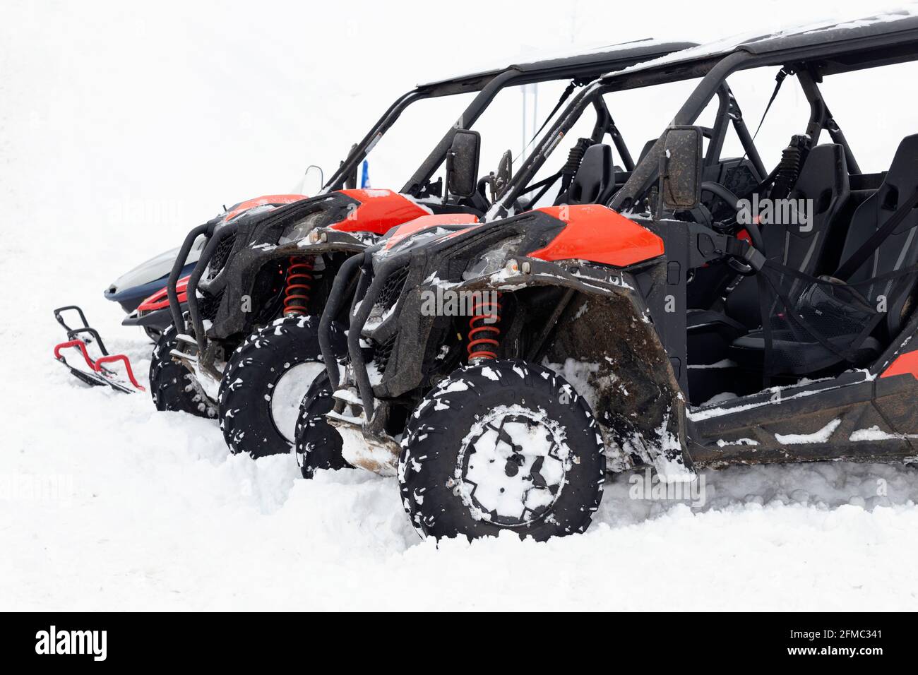 UTV Buggy im Schnee geparkt und bereit für Abenteuer Fahrt. Stockfoto
