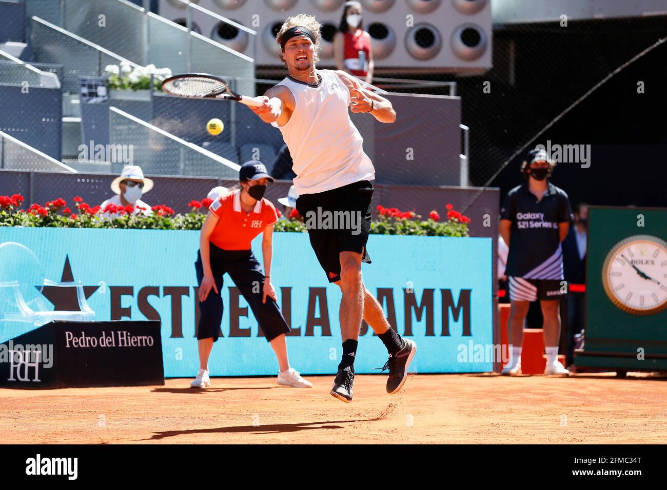 Madrid, Spanien. Mai 2021. Alexander Zverev (GER) Tennis : Alexander Zverev aus Deutschland beim Viertelfinalspiel gegen Rafael Nadal aus Spanien beim ATP Masters 1000 'Mutua Madrid Open Tennis Turnier' bei der Caja Magica in Madrid, Spanien. Quelle: Mutsu Kawamori/AFLO/Alamy Live News Stockfoto