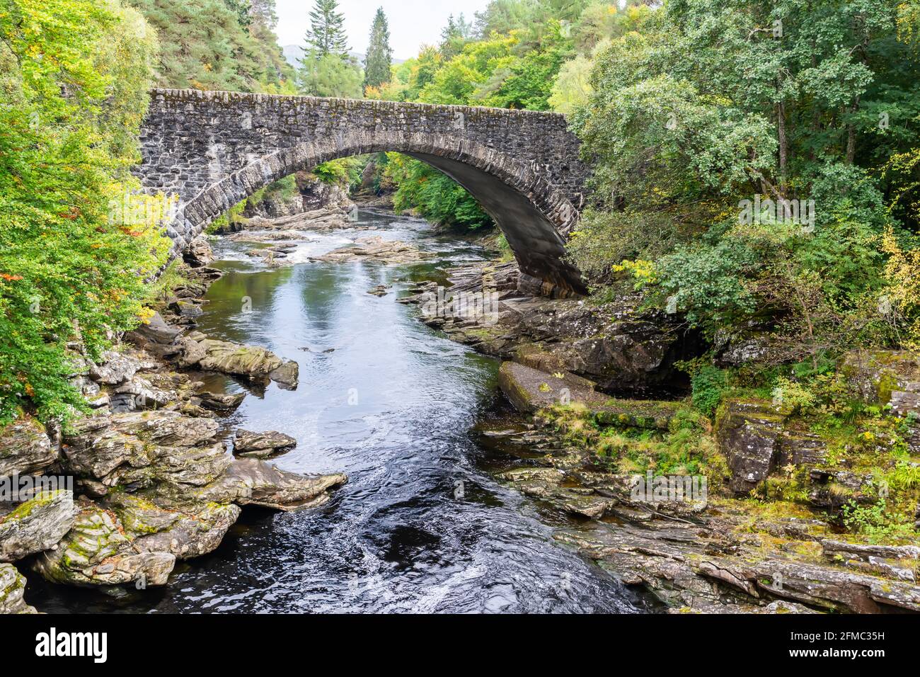 Die Old Invermoriston Bridge, auch bekannt als Thomas Telford Bridge, überspannt den Fluss Moriston (Glenmoriston) in den Highlands von Schottland. Stockfoto