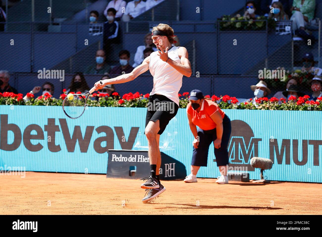 Madrid, Spanien. Mai 2021. Alexander Zverev (GER) Tennis : Alexander Zverev aus Deutschland beim Viertelfinalspiel gegen Rafael Nadal aus Spanien beim ATP Masters 1000 'Mutua Madrid Open Tennis Turnier' bei der Caja Magica in Madrid, Spanien. Quelle: Mutsu Kawamori/AFLO/Alamy Live News Stockfoto