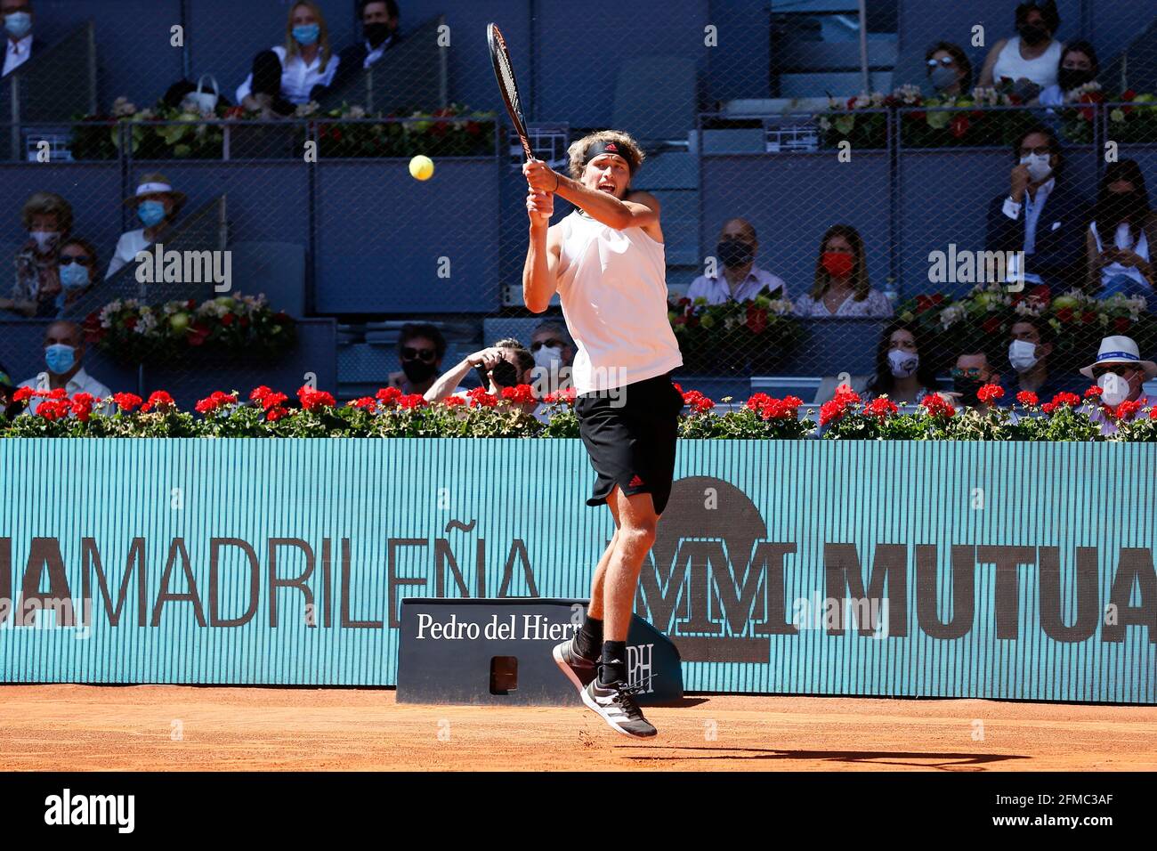 Madrid, Spanien. Mai 2021. Alexander Zverev (GER) Tennis : Alexander Zverev aus Deutschland beim Viertelfinalspiel gegen Rafael Nadal aus Spanien beim ATP Masters 1000 'Mutua Madrid Open Tennis Turnier' bei der Caja Magica in Madrid, Spanien. Quelle: Mutsu Kawamori/AFLO/Alamy Live News Stockfoto