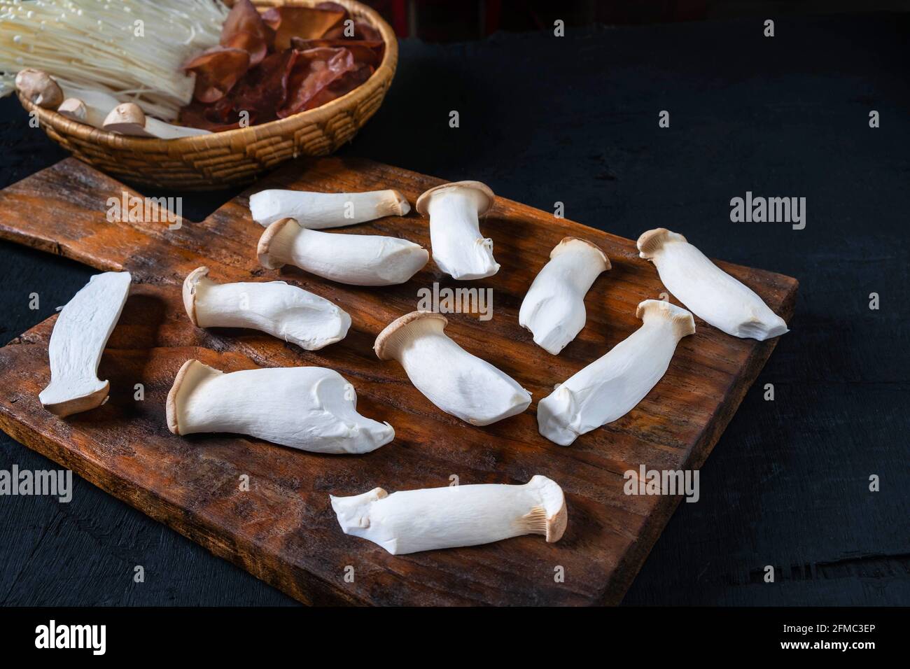 Frische Pilze auf Holz Stockfoto