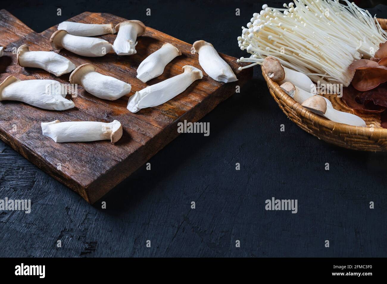 Frische Pilze auf Holz Stockfoto
