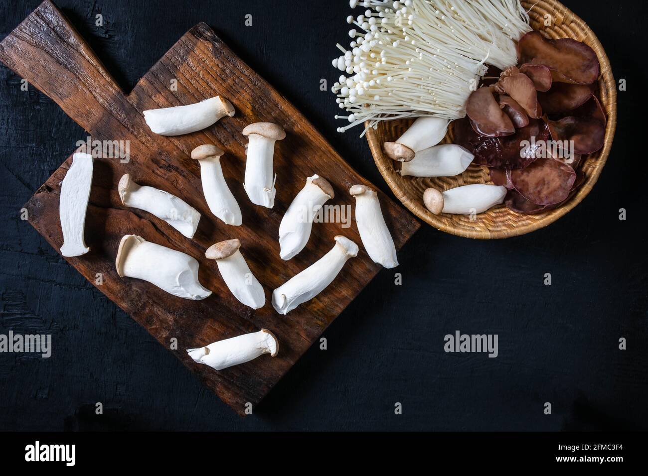 Frische Pilze auf Holz Stockfoto