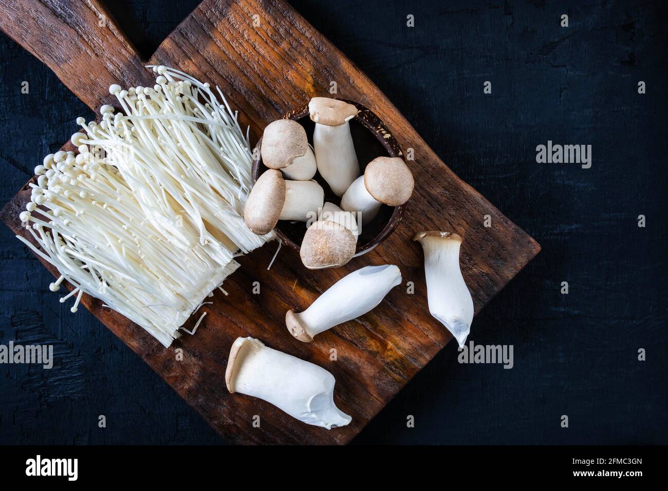 Frische Pilze auf Holz Stockfoto