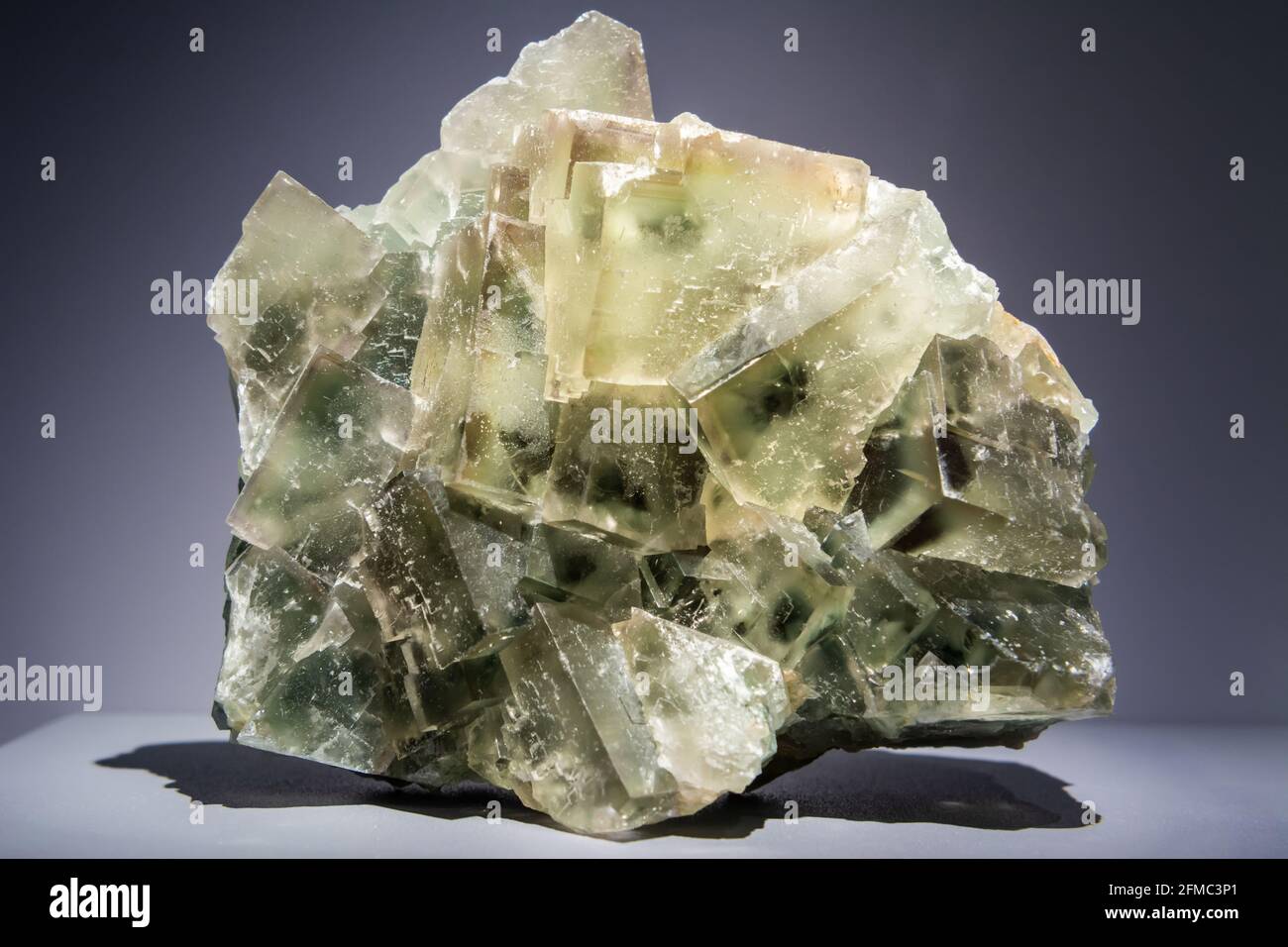Massiver Kristall aus Fluorid, einer mineralischen Form von Calciumfluorid, CaF2. Es gehört zu den Halogen-Mineralien. Stockfoto