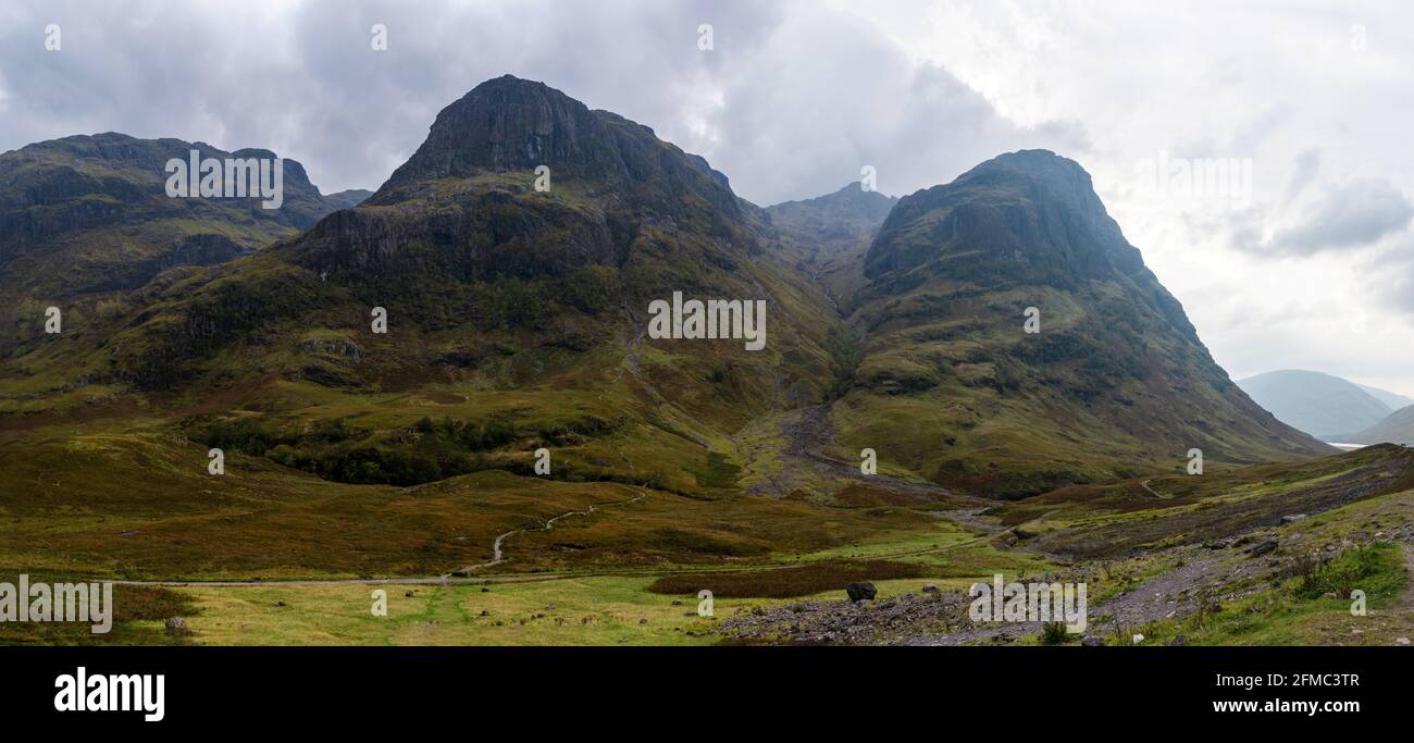 Panoramablick auf das Glen Coe National Nature Reserve Gebiet in Schottland, Richtung Three Sisters of Bidean nam Bian – Beinn Fhada, Gearr Aonach, Aon Stockfoto