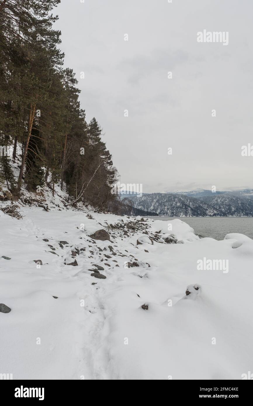 Im Winter ungefroren See Teletskoye. Russland Altai-Region. Stockfoto