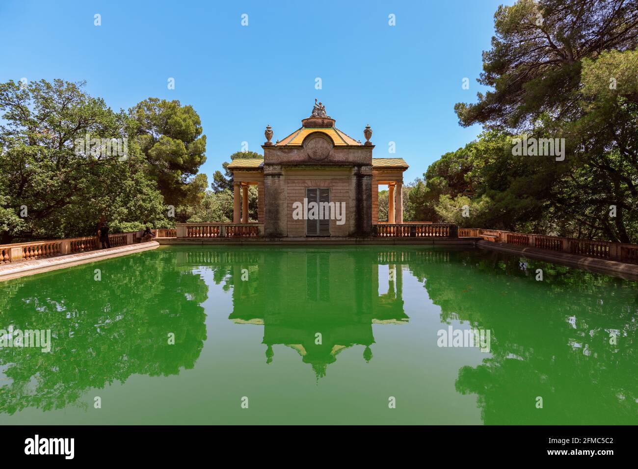 Grüner Teich im Park des Labyrinths von Horta (Parc del Laberint d'Horta) in Barcelona, Spanien Stockfoto