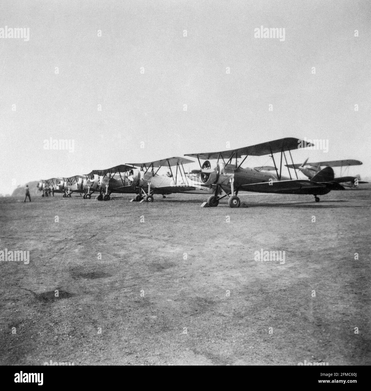 Eine Reihe von Doppelflugzeugen der britischen RAF, Royal Air Force und Avro Tutor beim Empire Air Day in Halton, England, im Mai 1937. Stockfoto