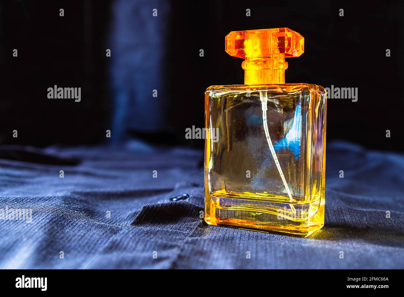 Goldene parfümflasche Fotos und Bildmaterial in hoher Auflösung Alamy