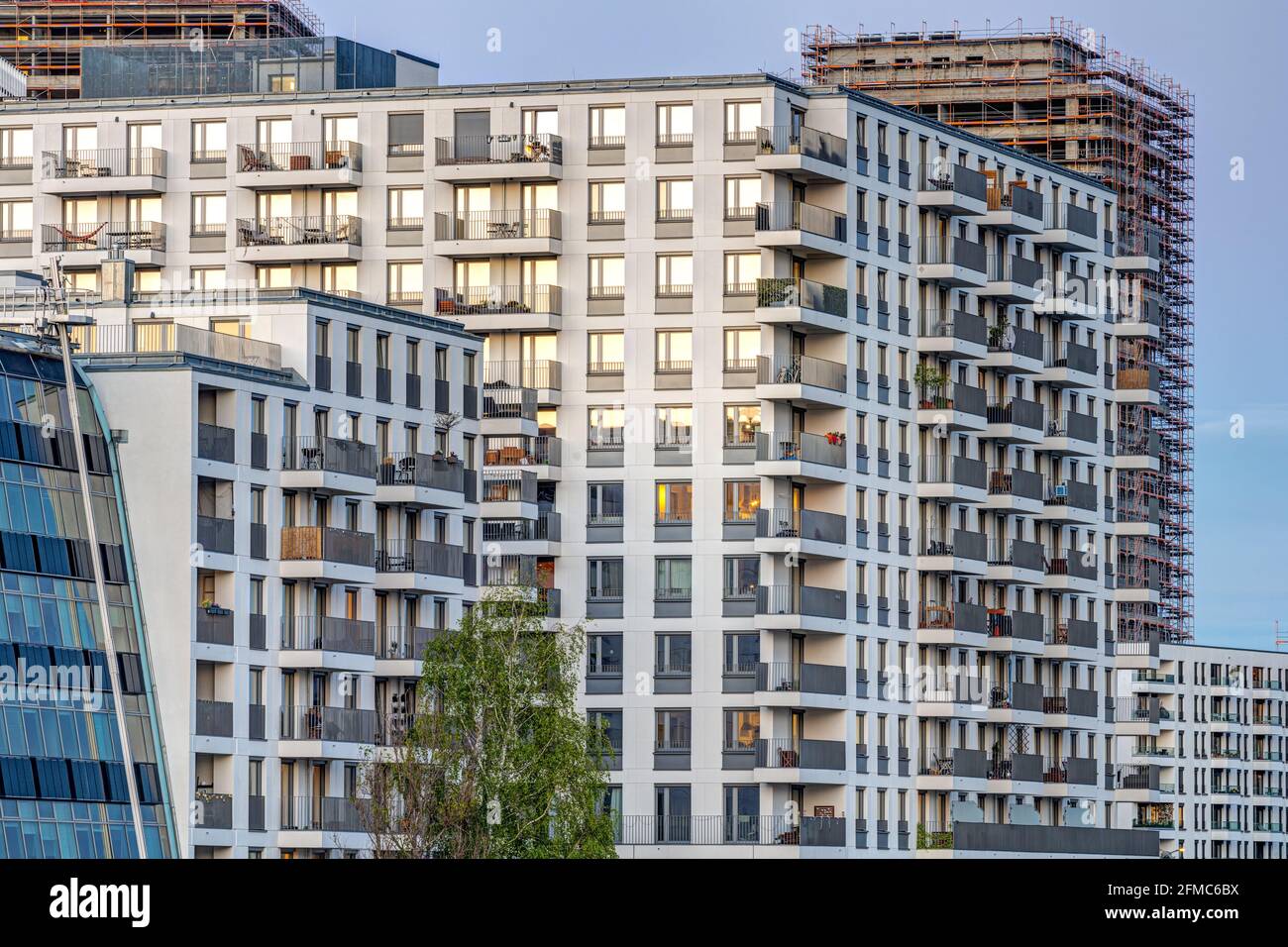 Großes, modernes Apartmentgebäude und der Bau eines weiteren in Berlin, Deutschland, zu sehen Stockfoto