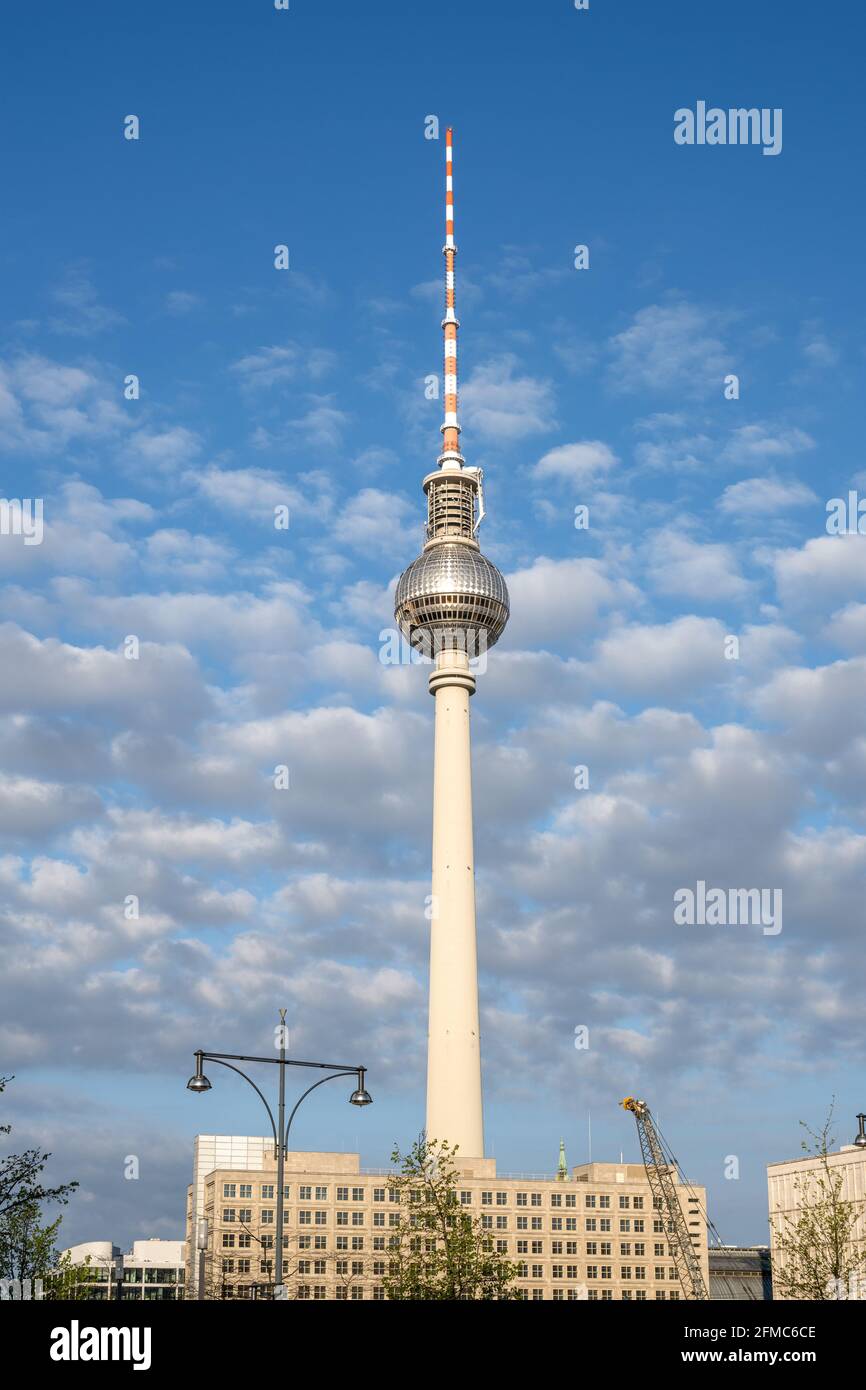 Der berühmte Fernsehturm am Alexanderplatz in Berlin Stockfoto
