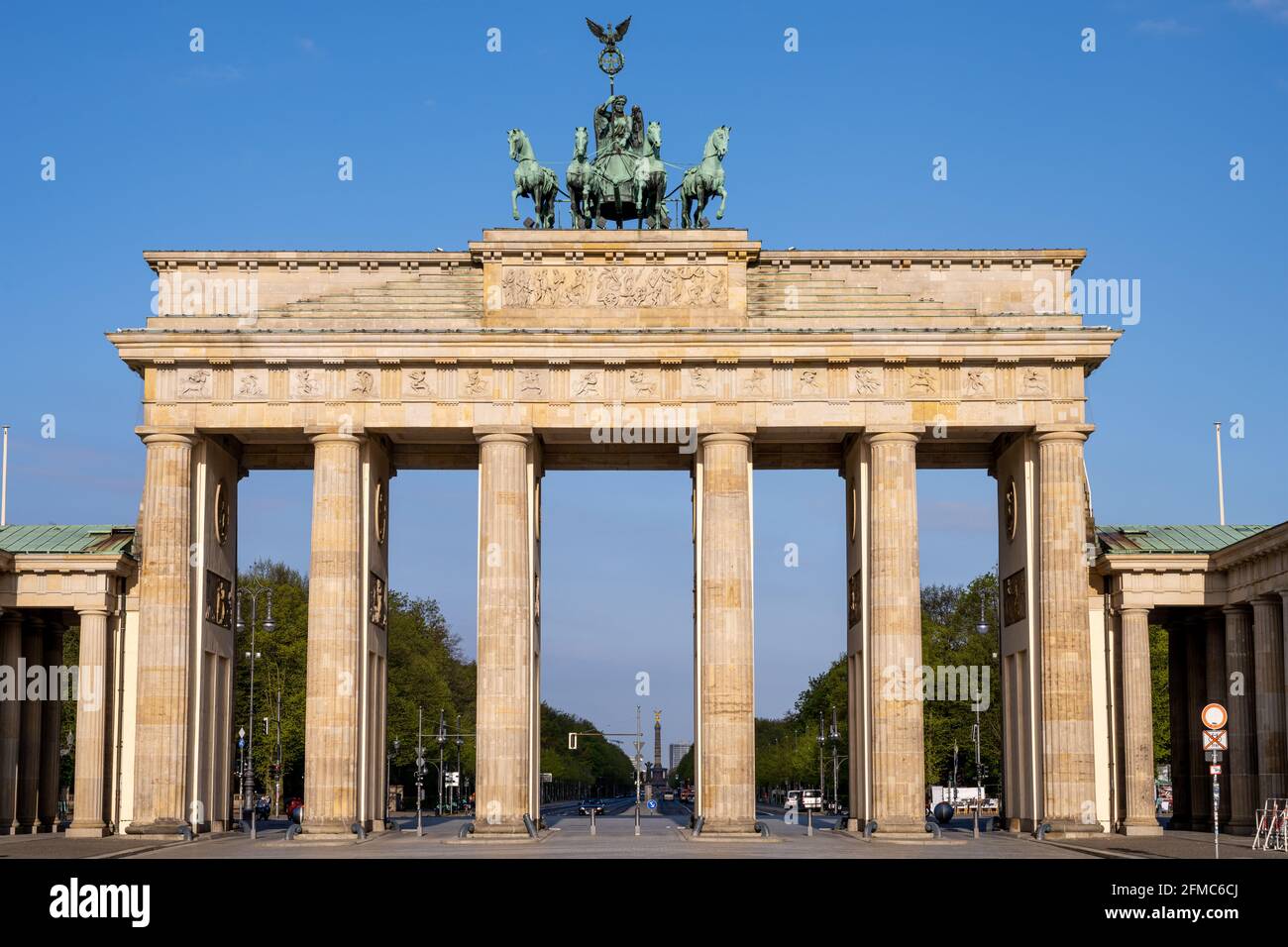 Das berühmte Brandenburger Tor in Berlin früh am Morgen ohne Menschen Stockfoto