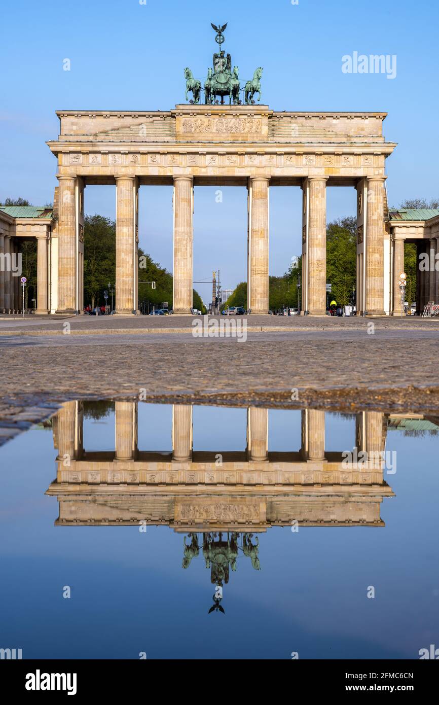 Das Brandenburger Tor in Berlin spiegelte sich in einer Pfütze wider Stockfoto
