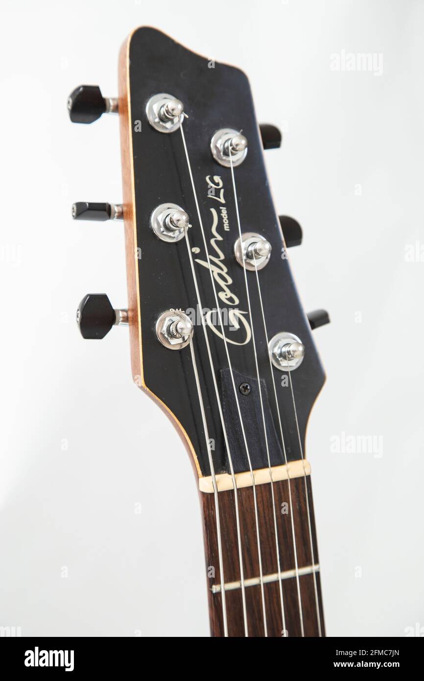 Godin Performance Serie LG-P90 E-Gitarre, Seymour Duncan Pickups, Schaller Brücke, weißer Hintergrund, ausgeschnitten. Stockfoto
