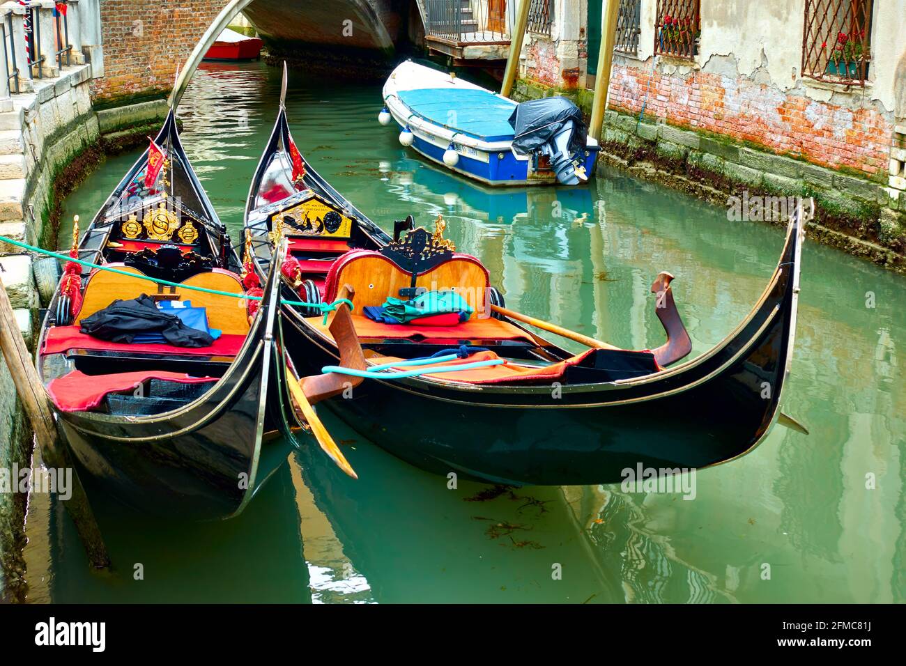 Venedig, Italien - 18. Juni 2018: Zwei Gondeln aus nächster Nähe auf dem Kanal in Venedig Stockfoto