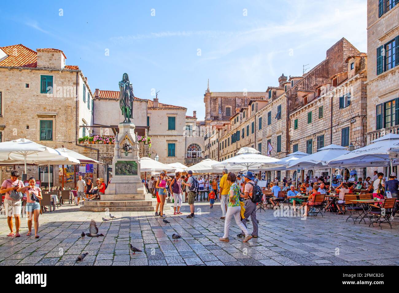 Dubrovnik, Kroatien - Jine 12, 2017: Alter Platz mit Spaziergänger in Dubrovnik. Stadtbild Stockfoto