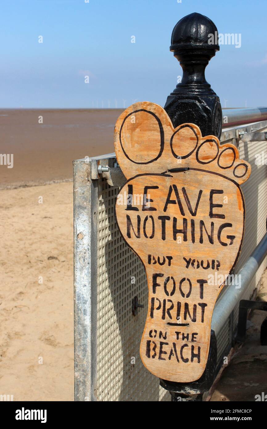 „Leave Nothing But Your Footprint on the Beach“ - Schild in West Kirkby, Wirral, Großbritannien Stockfoto