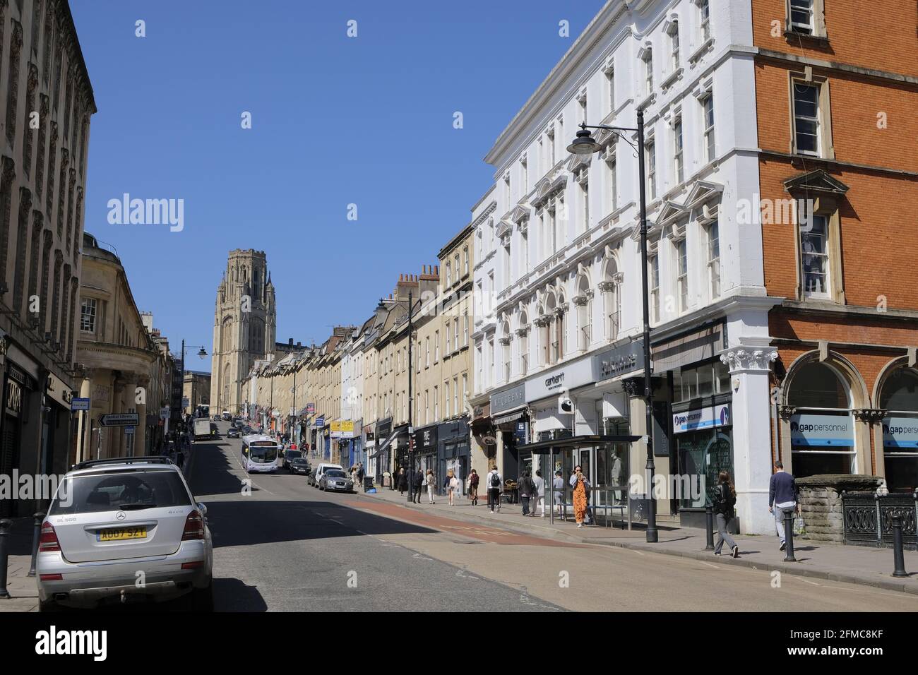Bristol, Großbritannien - 2021. April: Blick bergauf die Park Street in Bristol, mit dem Wills Memorial Building Tower im Hintergrund Stockfoto