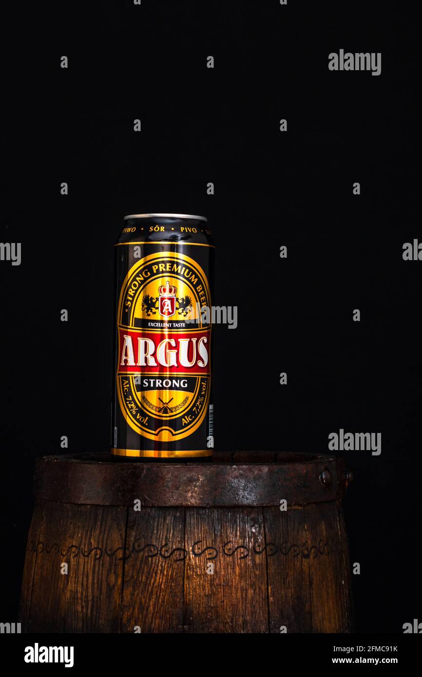 Dose Argus Bier auf Bierfass mit dunklem Hintergrund. Illustrative redaktionelle Aufnahme Bukarest, Rumänien, 2021 Stockfoto