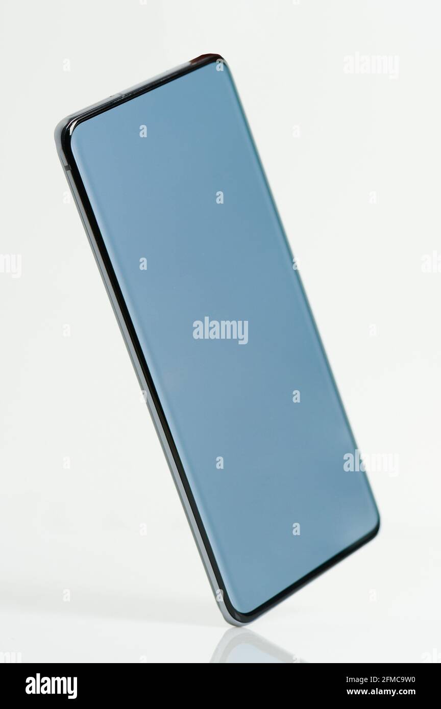 Isometrische Ansicht des Smartphones isoliert auf weißem Studiohintergrund mit Leerer Bildschirm Stockfoto