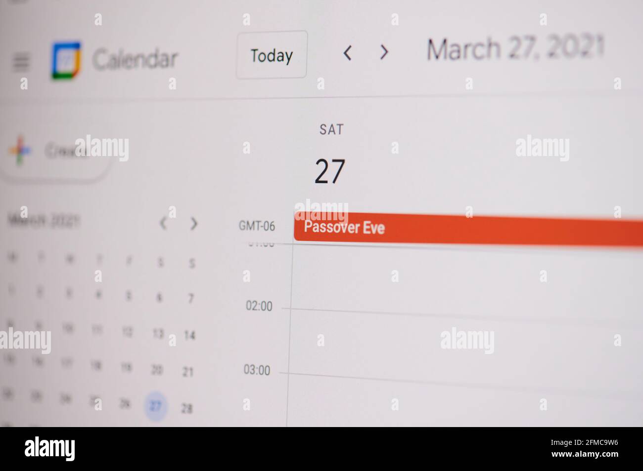 New york, USA - 17. Februar, 2021:Passah Eve 27. März auf google Kalender auf Laptop-Bildschirm Nahaufnahme. Stockfoto