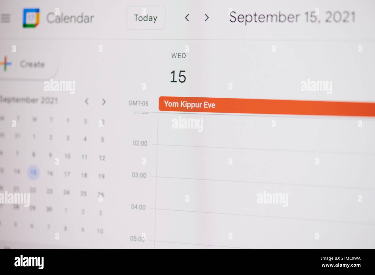 New york, USA - 17. Februar 2021: Yom Kippur Eve 15. September auf google Kalender auf Laptop-Bildschirm Nahaufnahme. Stockfoto
