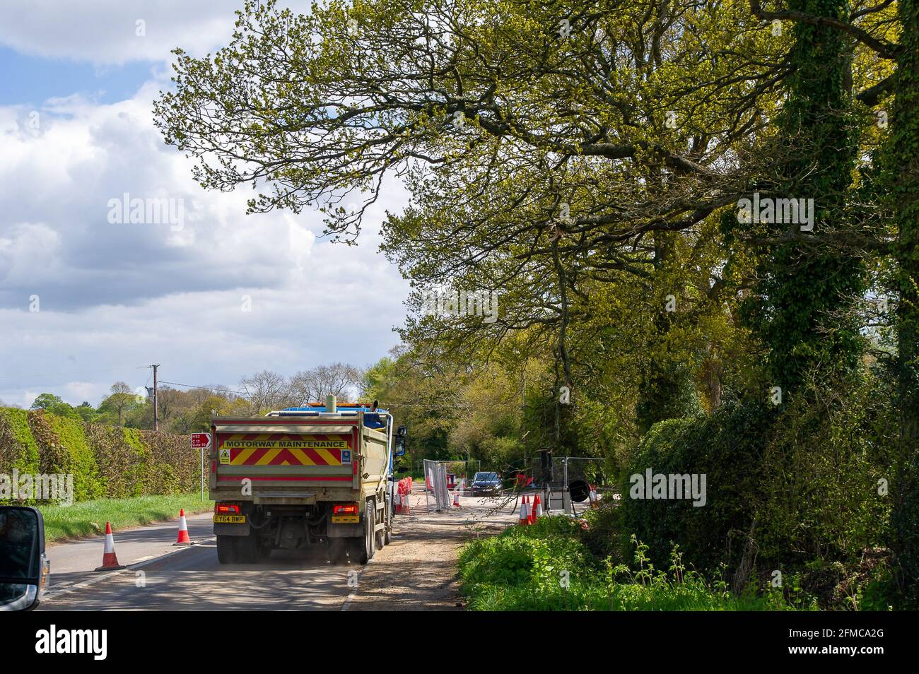 Great Missenden, Buckinghamshire, Großbritannien. Mai 2021. Eine weitere neue Verbindung wurde von HS2 eröffnet. Die Hochgeschwindigkeitsstrecke 2 von London nach Birmingham verändert das Gesicht der Chilterns für immer. Teile der Landschaft werden von HS2 Ltd übernommen, obwohl in den Chilterns keine Züge anhalten werden. Die Anzahl der LKW, die den HS2-Verbindungen Boden wegnehmen, erhöht die Anzahl der HS2-Lastwagen auf Landstraßen, was für die Anwohner viel Frustration verursacht. Quelle: Maureen McLean/Alamy Stockfoto