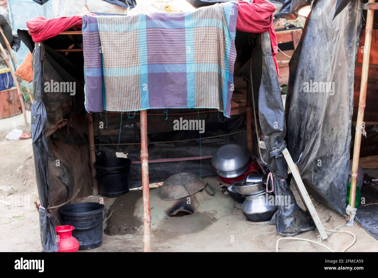 Plastikhäuser werden von armen Menschen zum Leben gemacht Stockfoto