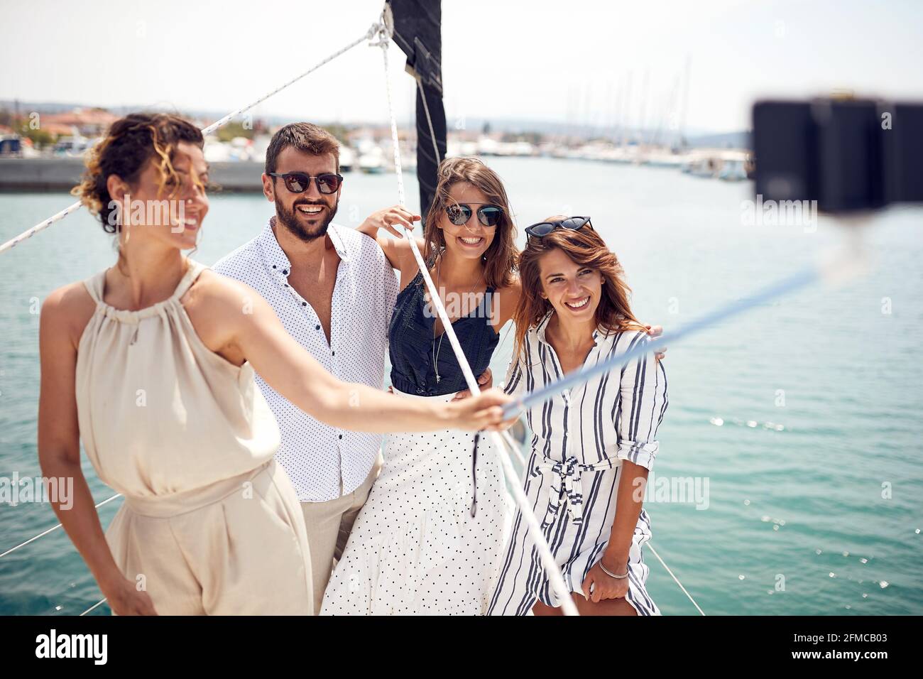 Eine Gruppe junger, hübscher Models posiert für ein Foto auf dem Deck der Yacht an einem schönen Sommertag am Meer. Sommer, Meer, Urlaub, frien Stockfoto