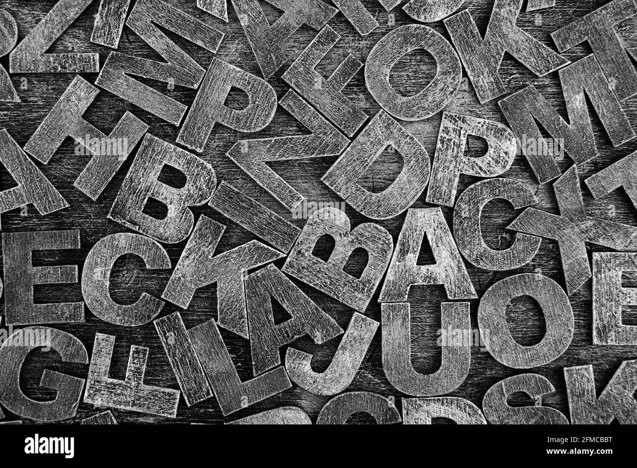 Haufen alter alter Holzbriefe. Typografie Hintergrundkomposition. Stockfoto