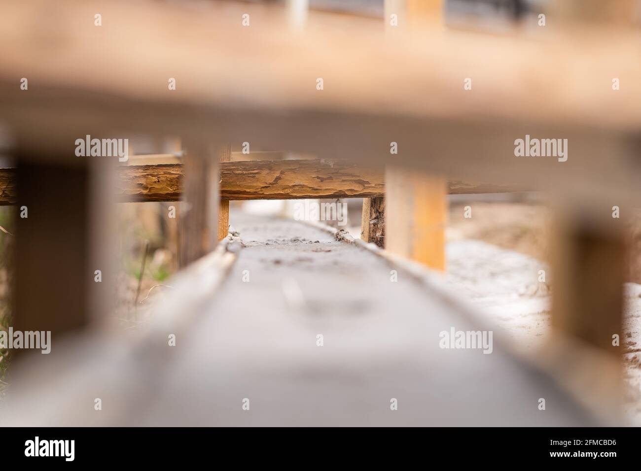 Beton gegossen Bordstein durch Holzschalung gebildet Stockfoto