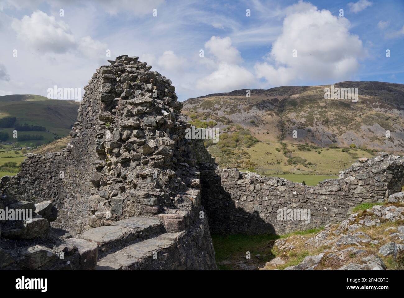 Blick auf Castell y Bere, ein walisisches Schloss in der Nähe von Llanfihangel-y-pennant, das von Llywelyn dem Großen in den 1220er Jahren in Gwynedd, Wales, Großbritannien, erbaut wurde Stockfoto