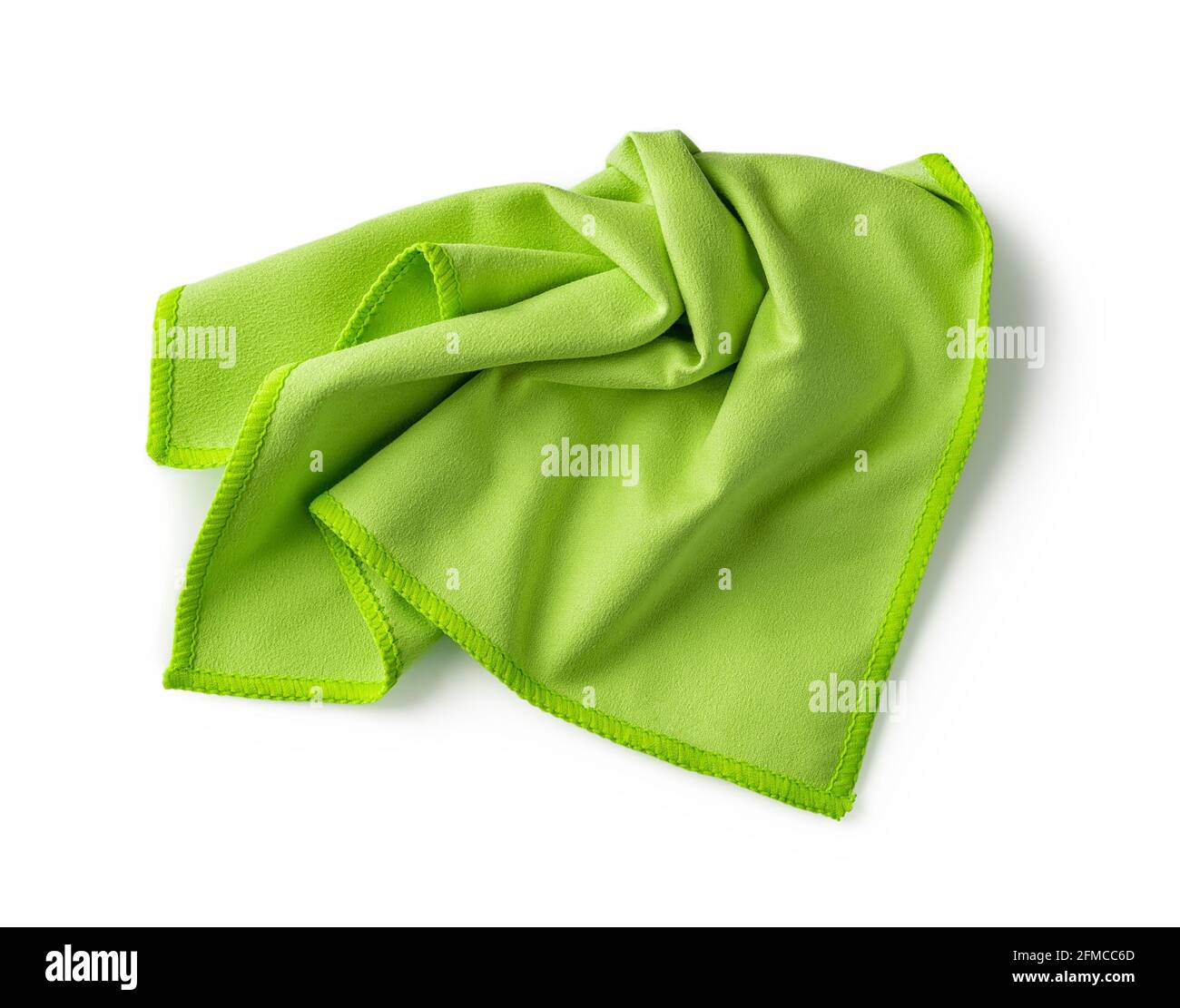 Zerknittertes grünes Mikrofasertuch isoliert auf weißem Hintergrund. Weiche Mikrofaser-Serviette zum Reinigen von Gegenständen und Oberflächen. Hausarbeit, Reinigung und Reinheit Stockfoto